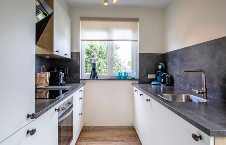 Voll ausgestattete Kueche in Cottage in Den Burg, Texel, Ferienhaus mit modernen Annehmlichkeiten.