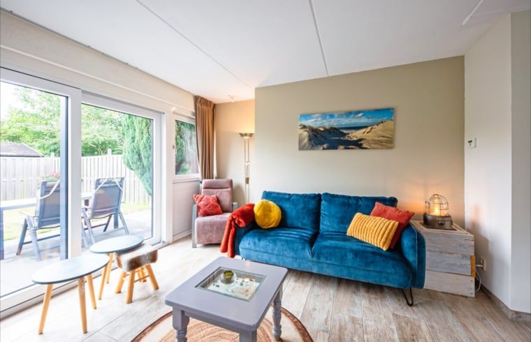 Gemuetliche Sitzecke im Ferienhaus in Den Burg, Texel, Ferienhaus mit bunten Akzenten.