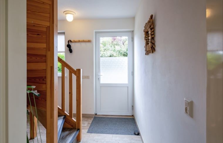 Eingang mit Treppe in Cottage in Den Burg, Texel, Ferienhaus mit Holzdetails.