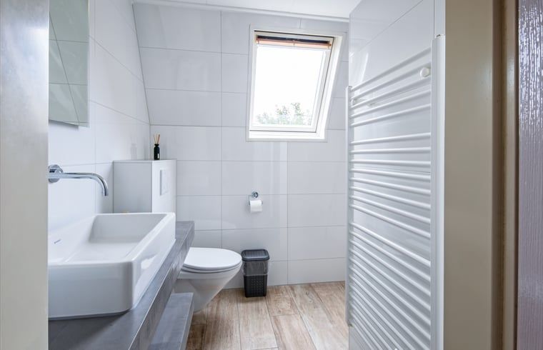 Stilvolles Badezimmer im Ferienhaus in Den Burg, Texel, Ferienhaus mit modernen Annehmlichkeiten.