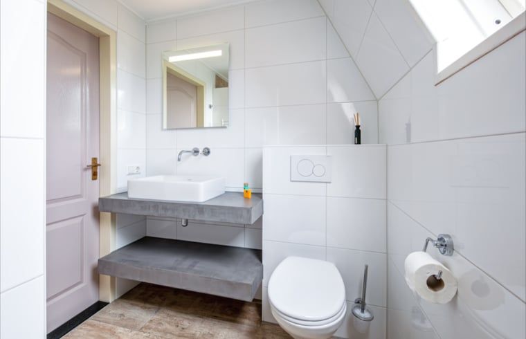 Geraeumige Dusche im Ferienhaus in Den Burg, Texel, Ferienhaus mit modernem Badezimmer.