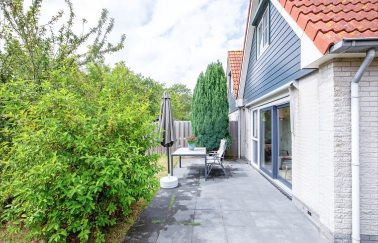 Sonnige Terrasse am Ferienhaus in Den Burg, Texel, Ferienhaus mit gruenem Garten.