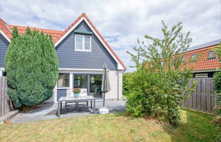 Dekorativer Spiegel in einem Ferienhaus in Den Burg, Texel, mit einzigartigen Einrichtungsdetails.