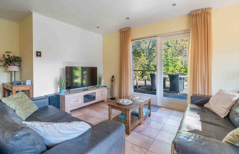 Gemuetliches Wohnzimmer von Huisje in Den Burg, Ferienhaus in Den Burg, Texel mit bequemen Sofas.