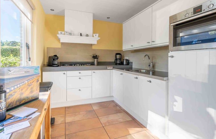 Moderne Kueche im Ferienhaus in Den Burg, Ferienhaus auf Texel, ausgestattet mit allen Annehmlichkeiten.