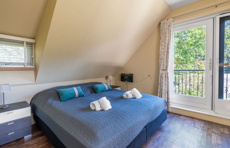 Schlafzimmer mit Balkon in Cottage in Den Burg, Texel, Ferienhaus mit Blick auf die Natur.