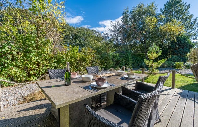 Gemuetliche Terrasse im Garten von Huisje in Den Burg, Ferienhaus auf Texel, ideal fuer Mahlzeiten im Freien.