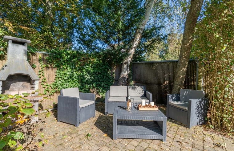 Schattige Sitzecke im Garten von Cottage in Den Burg, Texel, Ferienhaus mit Grill.