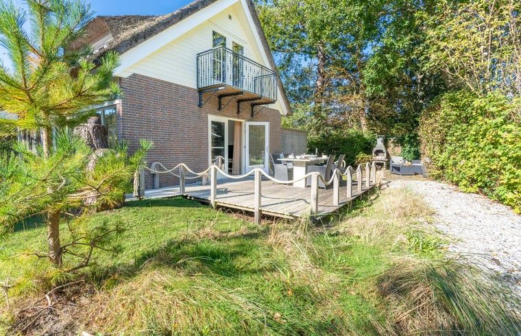Laendliche Aussicht rundherum Cottage in Den Burg, Ferienhaus auf Texel mit gruener Umgebung.