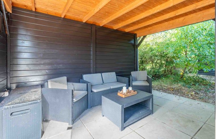 Ueberdachter Aufenthaltsbereich im Garten des Hauses in Den Burg, Texel, Ferienhaus zum Entspannen.