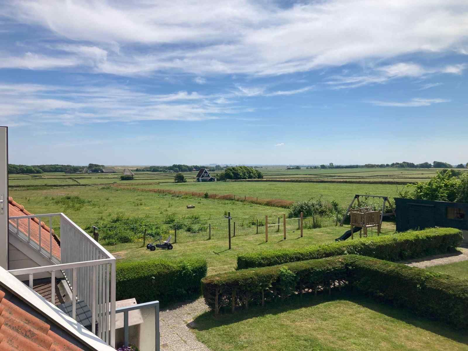 Schafe grasen auf den Feldern rund um das NH197 Ferienhaus Den Burg Texel