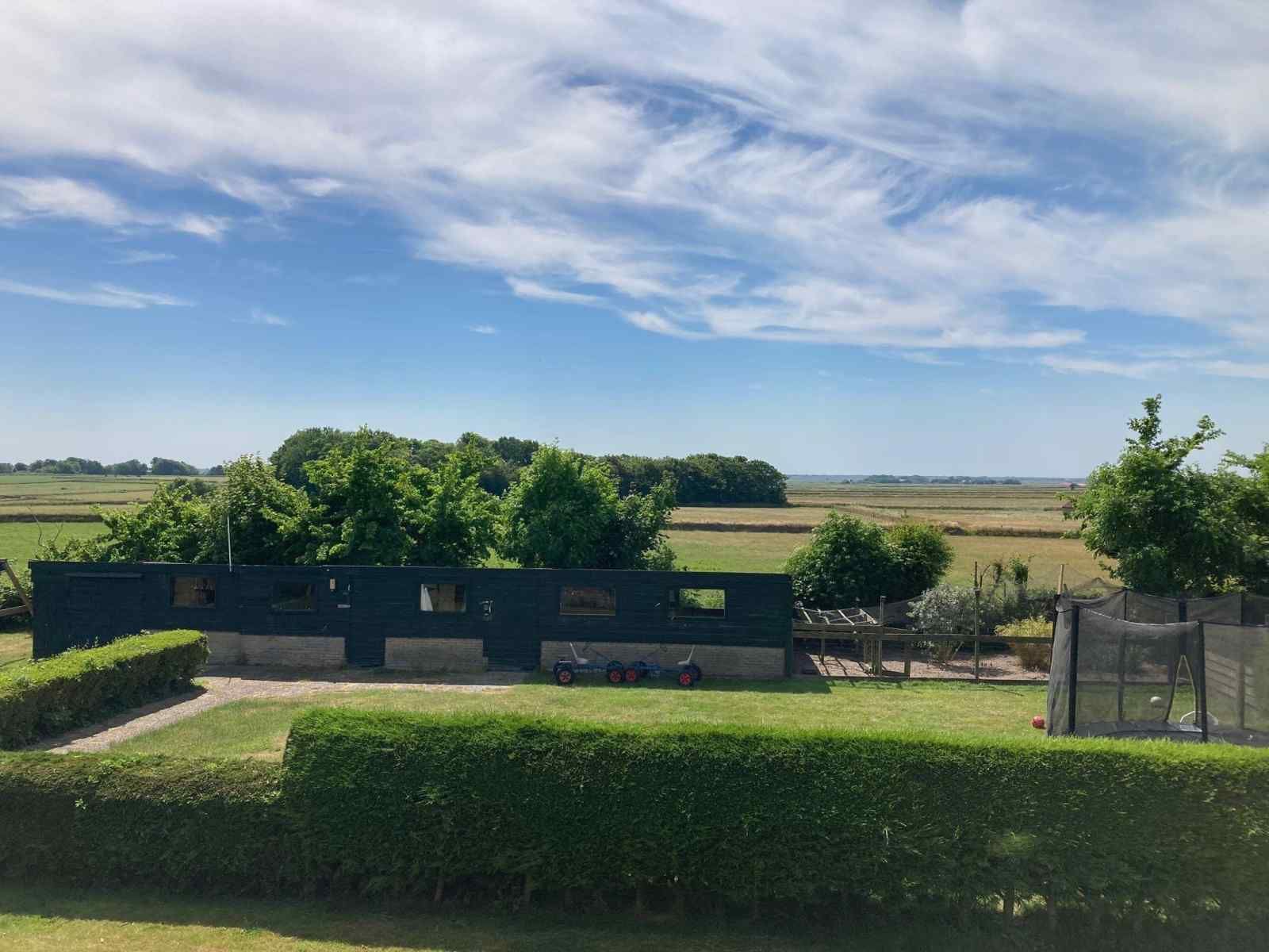 Stimmungsvoll beleuchtetes Schlafzimmer im NH197 Den Burg Texel