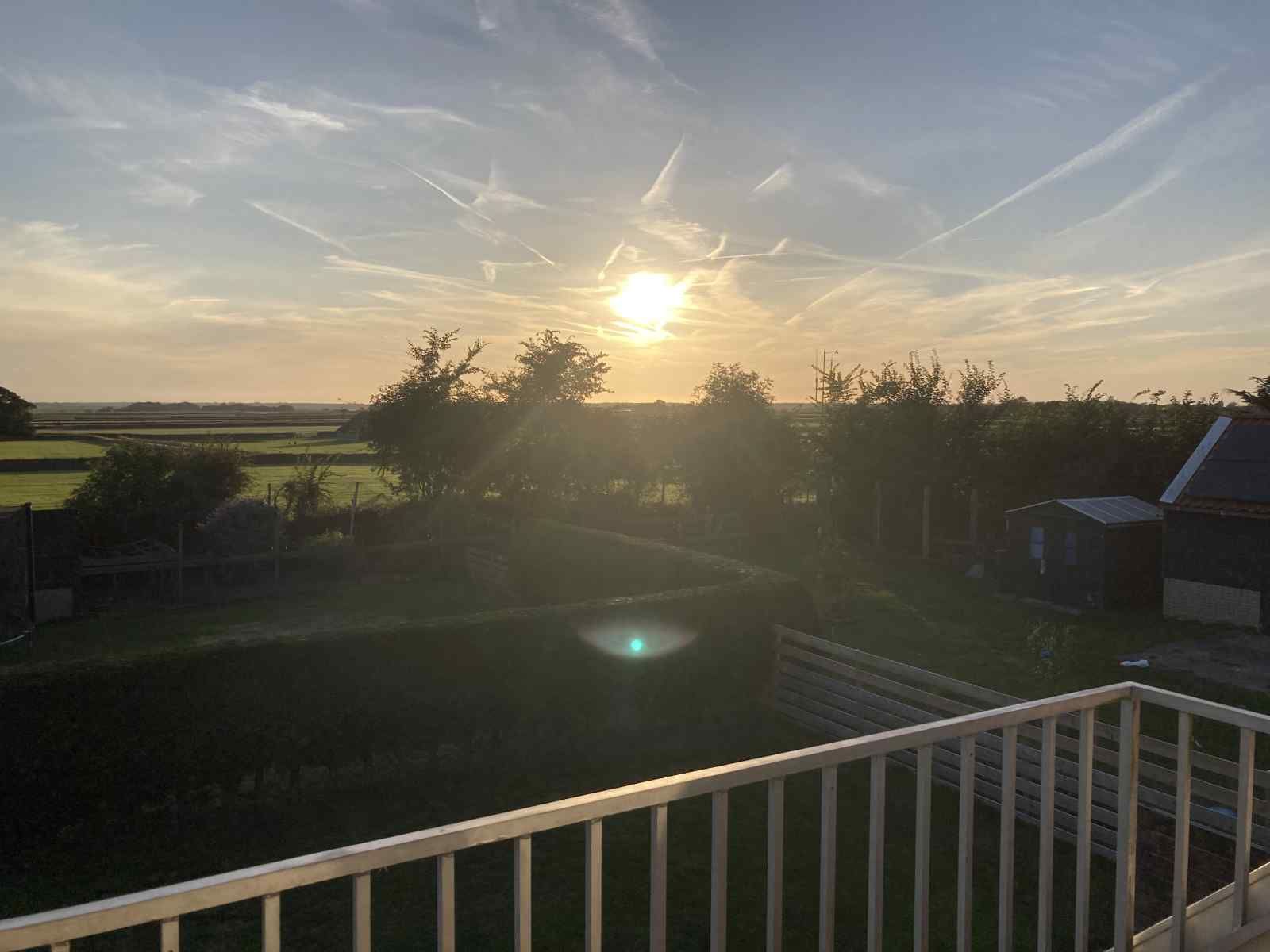 Sonnenuntergang ueber den Texeler Feldern vom NH197 Den Burg aus gesehen