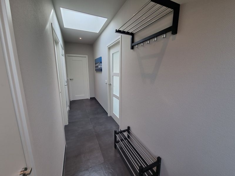 Bright hallway in Schoonoordsingel 29a, vacation home in Den Burg, Texel, with access to several rooms.