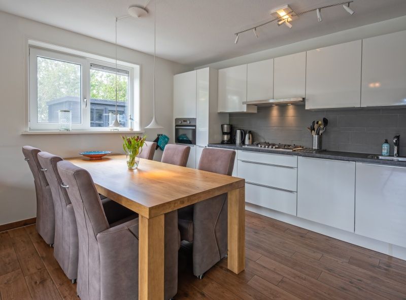 Modern kitchen in Villa 3C, Den Burg, Texel, fully equipped, perfect vacation home for culinary enjoyment.