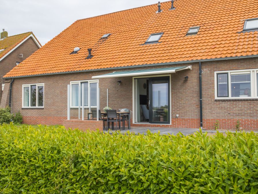 Onder de Wol vakantiehuis in Den Burg, Texel met charmant terras en groene omgeving.