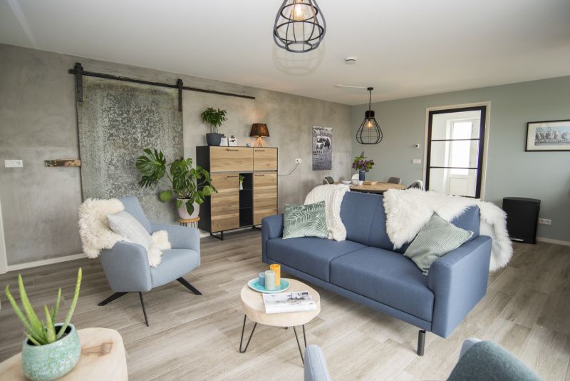 Stijlvolle woonkamer van Onder de Wol vakantiewoning op Texel met moderne inrichting.