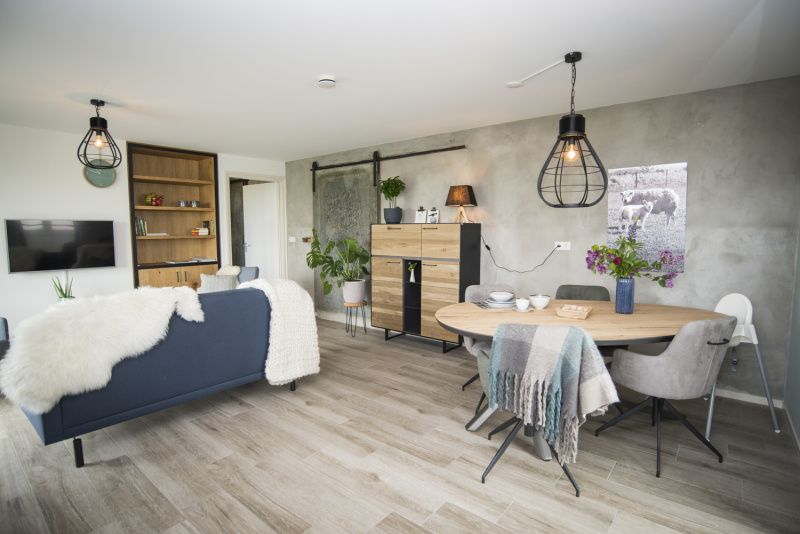 Eetruimte in Onder de Wol vakantiewoning Texel, ideaal voor familiediners en ontspanning.