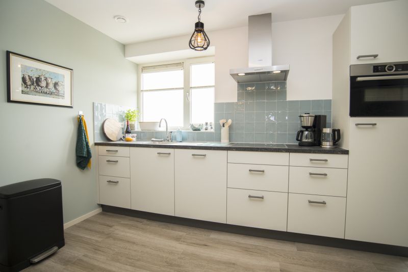 Volledig uitgeruste keuken in Onder de Wol vakantiehuis Texel met moderne apparatuur.