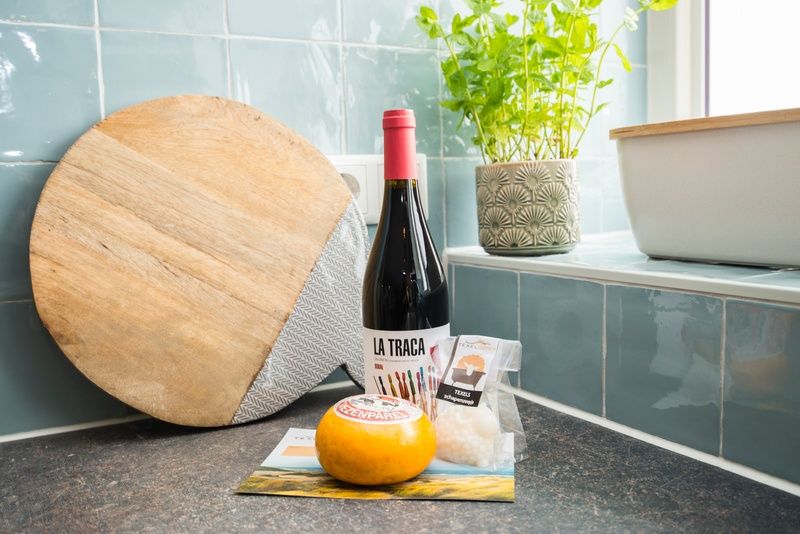 Lokale lekkernijen en wijn in de keuken van Onder de Wol vakantiewoning Texel.