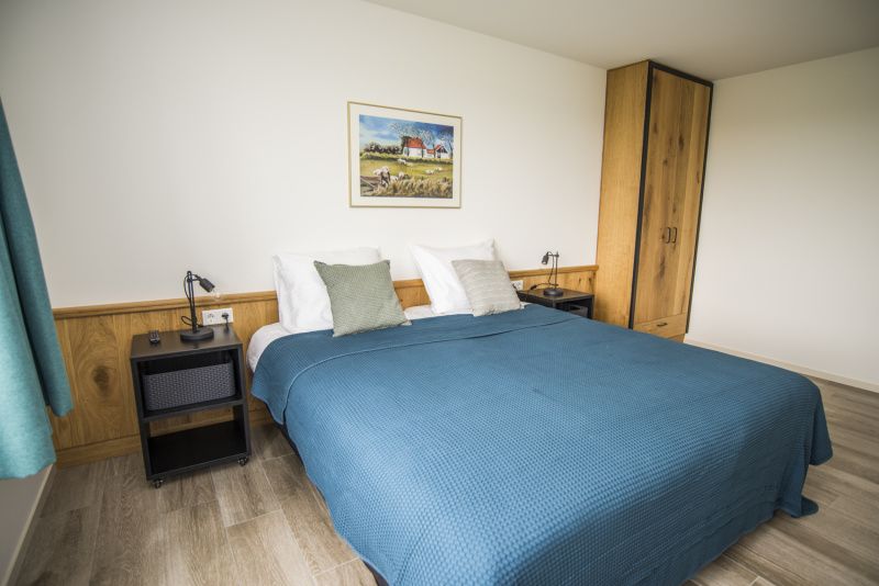Gezellige slaapkamer in Onder de Wol vakantiehuis Texel met modern interieur.
