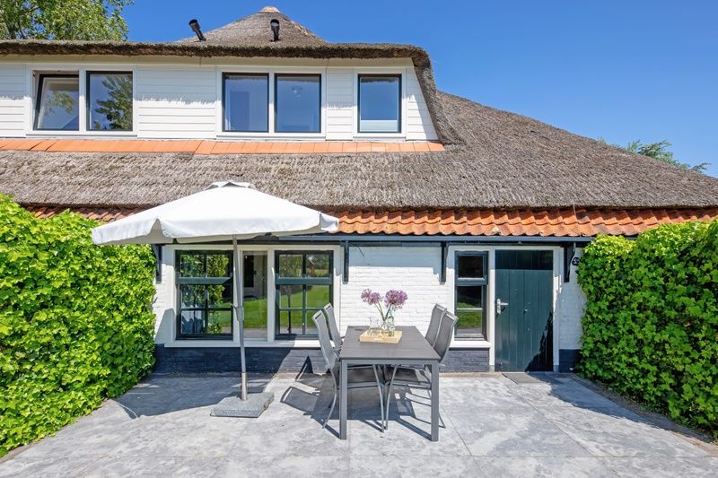Terras van Appartement Gouden Reaal 25 in Den Hoorn Texel met zitgelegenheid, perfect voor een ontspannen vakantie op de Waddeneilanden.