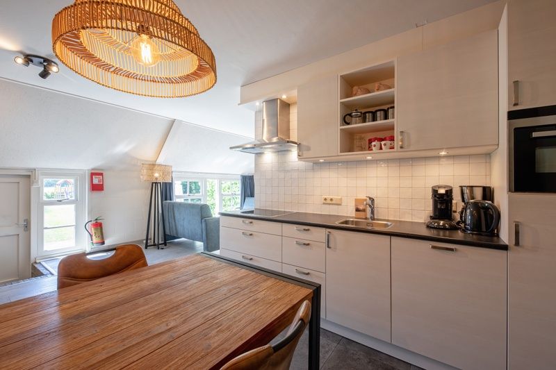 Open keuken van Appartement Gouden Reaal 25 in Den Hoorn Texel, vakantiehuis met eetruimte op de Waddeneilanden.