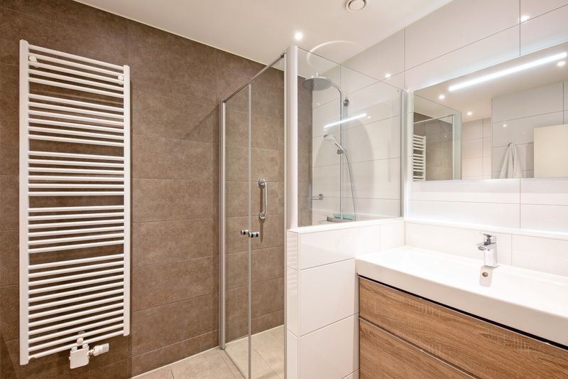 Luxe badkamer in Appartement Gouden Reaal 25, Den Hoorn Texel, vakantiehuis met inloopdouche op de Waddeneilanden.