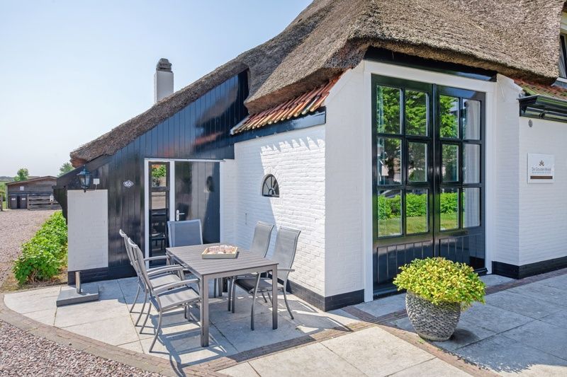 Terrasse des Appartements Gouden Reaal 26 in Den Hoorn, Texel, mit Sitzecke