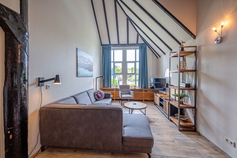 Helles Wohnzimmer im Appartement Gouden Reaal 26, Den Hoorn, Texel mit grossen Fenstern