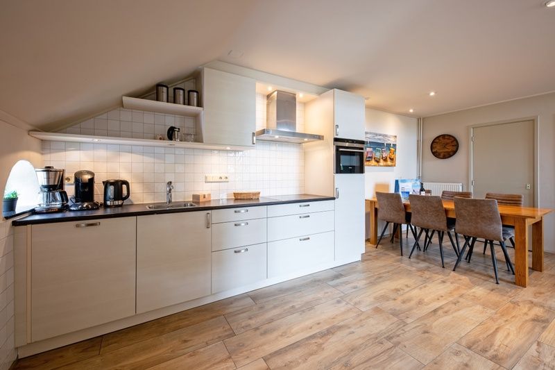 Moderne Kueche im Appartement Gouden Reaal 26, Den Hoorn, Texel mit Essecke