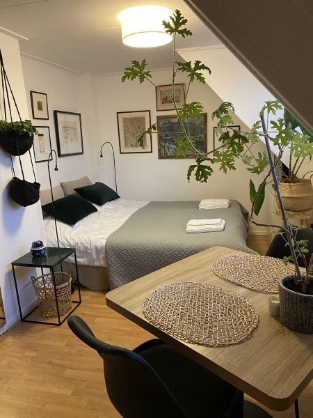 Stilvolle Essecke im Doppelstudio 1 in Den Hoorn, Texel mit Holztisch und modernen Stuehlen.