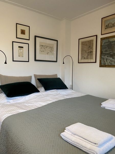 Gemuetliches Schlafzimmer im Double Studio 1 in Den Hoorn, Texel, mit weichen Kissen und warmer Beleuchtung.