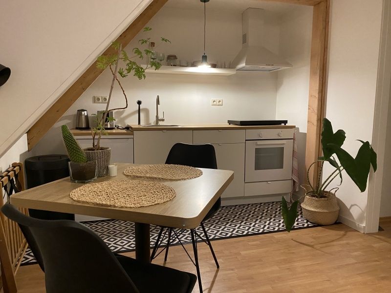 Moderne Kueche im Doppelstudio 1 in Den Hoorn, Texel mit Essecke und funktioneller Einrichtung.