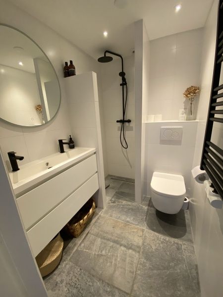 Stilvolles Badezimmer im Doppelstudio 1 in Den Hoorn, Texel, mit begehbarer Dusche und glatter Oberflaeche.
