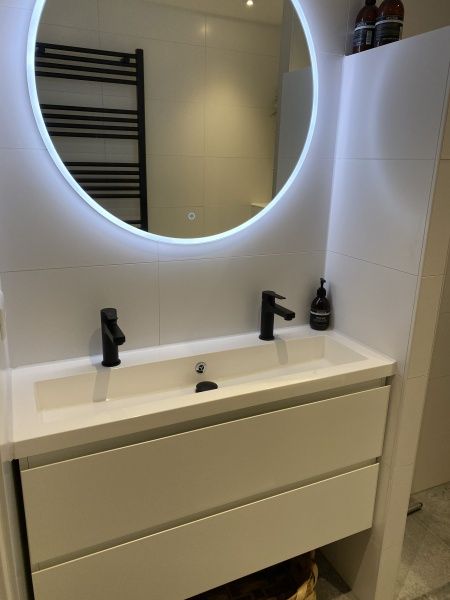 Luxurioeses Waschbecken im Doppelstudio 1 in Den Hoorn, Texel, mit grossem Spiegel und modernen Armaturen.