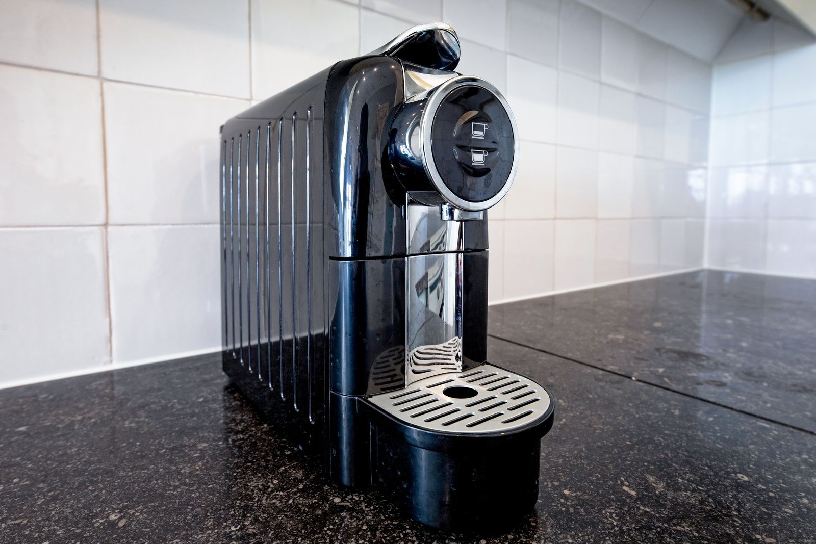 Coffee maker in the kitchen of Hotel Loodsmans Welvaren - Apartment, Den Hoorn, Texel.