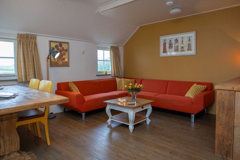 Moderne Kueche im Appartement Yellow, Ferienhaus in Den Hoorn, Texel, mit schoener gefliester Wand und ausreichenden Kochmoeglichkeiten.