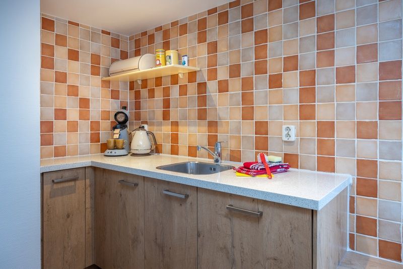 Modernes Badezimmer in Apartment Yellow, Den Hoorn, Texel. Komfortable Ferienwohnung auf den Watteninseln mit stilvoller Kacheloberflaeche.