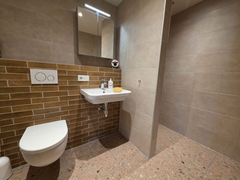 Luftaufnahme von Appartement Yellow, einem charmanten Ferienhaus in Den Hoorn, Texel, umgeben von weitlaeufiger Natur und wunderschoenen Sonnenuntergaengen.