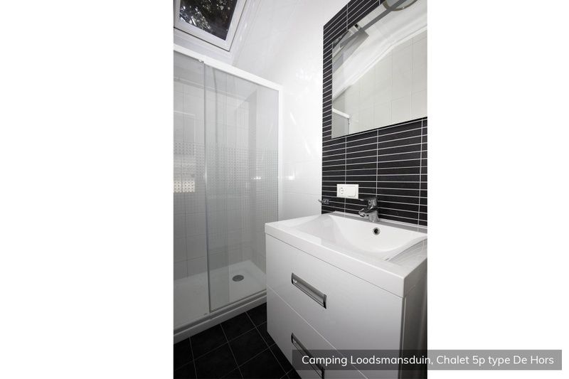 Moderne badkamer in Chalet Hors 5p in Den Hoorn, Texel, met douche en wastafel, gelegen op de Waddeneilanden.