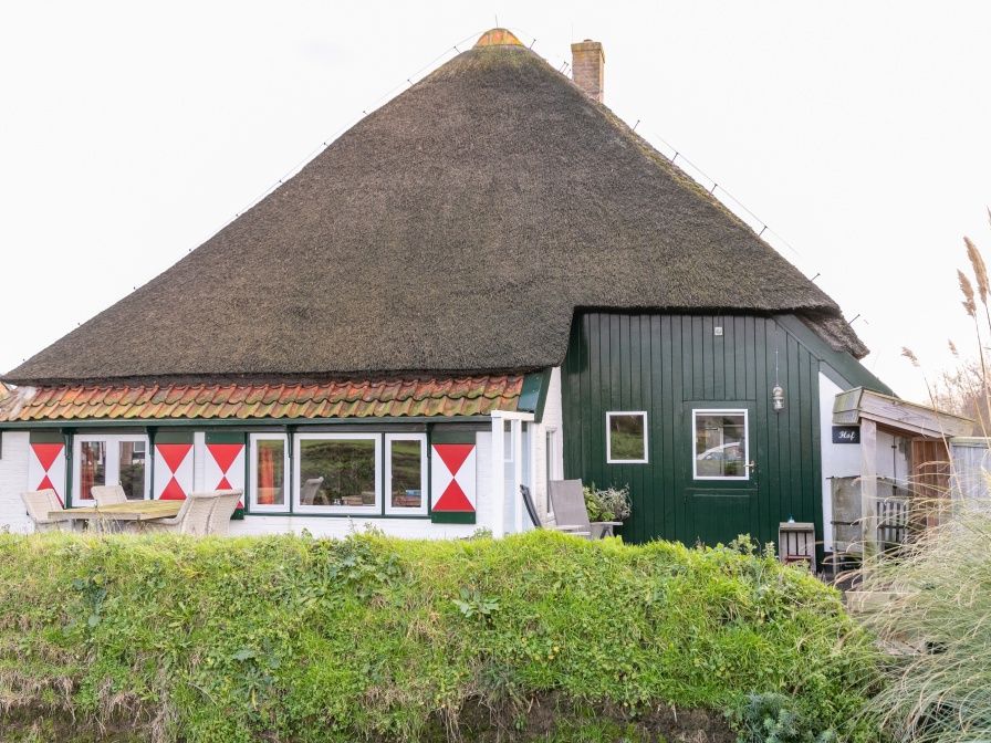 Charming thatched-roof Apartment Hof in Den Hoorn, Texel, vacation home on the Wadden Islands.