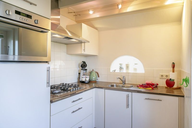 Fully equipped kitchen of Apartment Hof, Den Hoorn, Texel, for a comfortable stay.