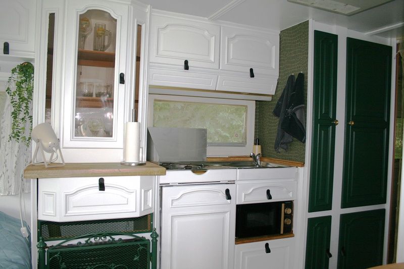 Moderne Kueche im Caravan Rust & Ruimte, Den Hoorn, Texel, komplett ausgestattet fuer einen komfortablen Aufenthalt.
