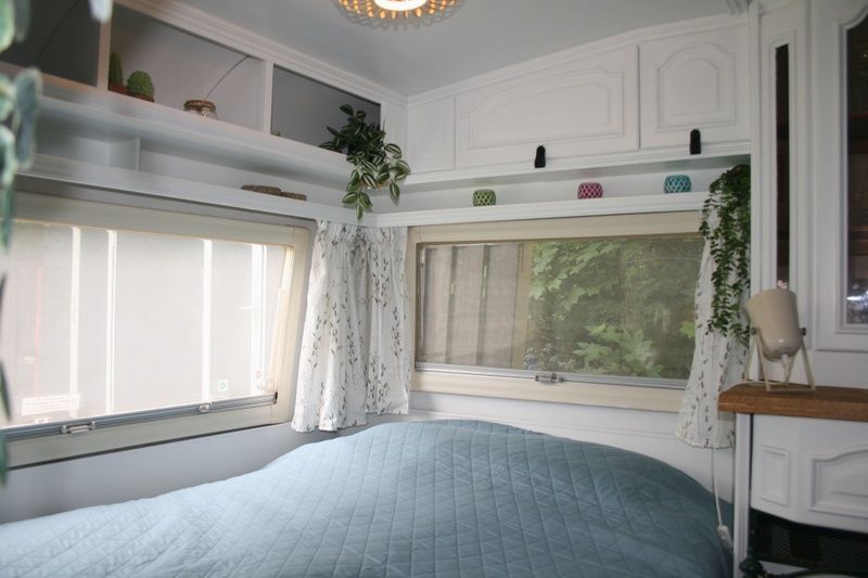 Zweites Schlafzimmer im Caravan Rust & Ruimte, Den Hoorn, Texel, mit natuerlichem Licht und gemuetlicher Einrichtung.