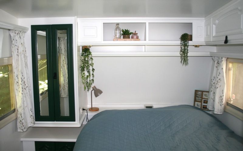 Hauptschlafzimmer im Caravan Rust & Ruimte, Den Hoorn, Texel, mit bequemen Betten und natuerlicher Einrichtung.