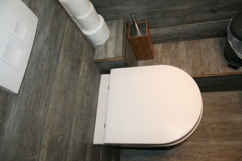 Modernes Badezimmer in Caravan Rust & Ruimte, Den Hoorn, Texel, mit stilvollen Holzakzenten.