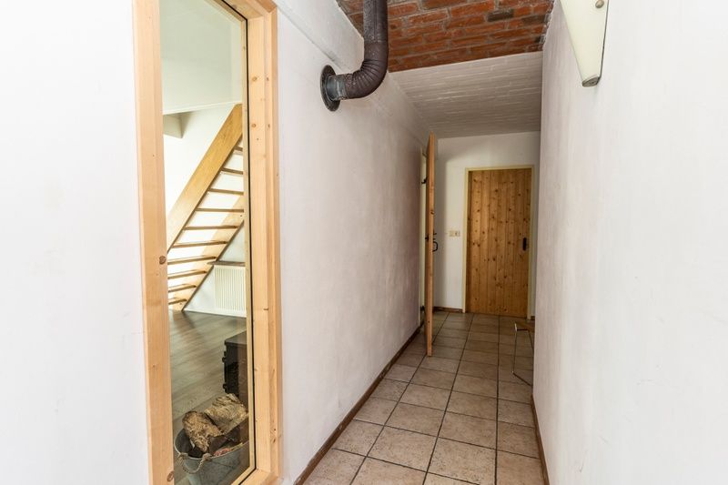 Korridor im Ferienhaus Sil, Den Hoorn, Texel mit Zugang zu mehreren Raeumen und Holzdetails.