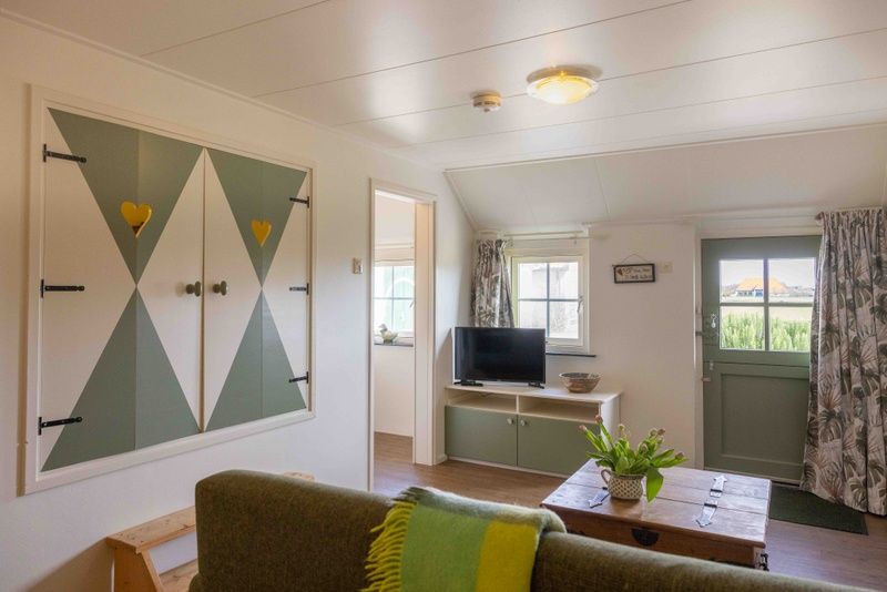 Bright living room of Apartment Groen in Den Hoorn, Texel, with access to the terrace and views of the surroundings.