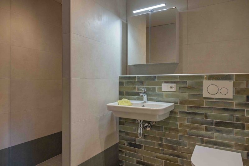 Spacious bathroom of Apartment Groen in Den Hoorn, Texel, with contemporary amenities and elegant design.